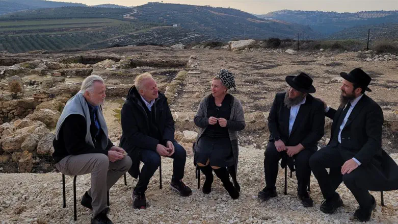 השחקן ג'ון וויט בביקורו בשילה