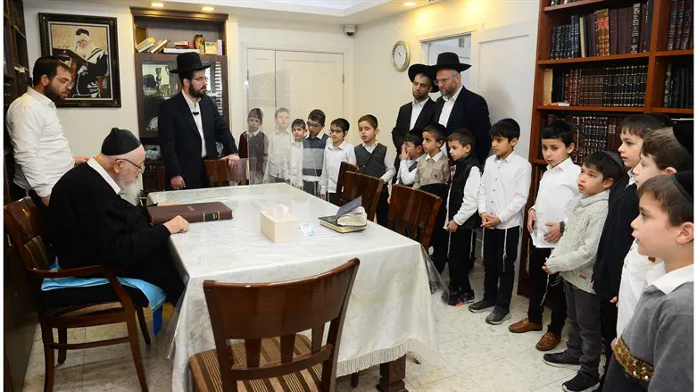 Rabbi Bergman addressing students