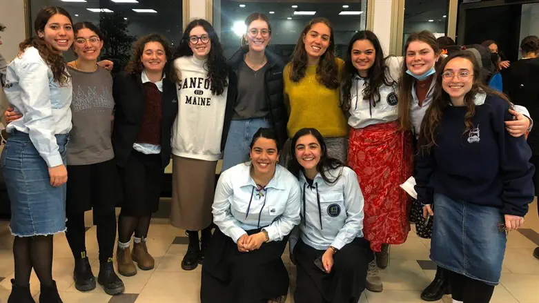 הקומונריות עם משתתפות 'תגלית'