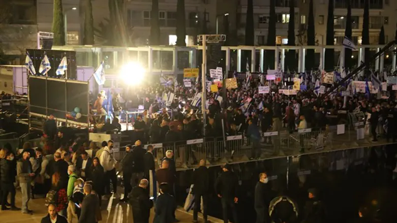 Демонстранты на площади Габима в Тель-Авиве