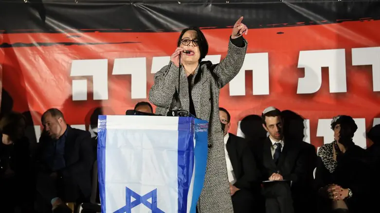 גלית דיסטל אטבריאן בהפגנה בכיכר הבימה