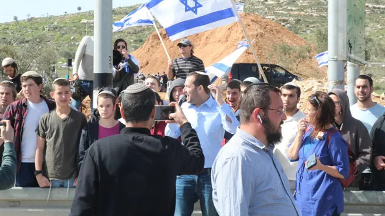 Большая группа людей на въезде в поселение Эвиатар