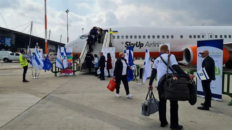 Самолёт с репатриантами из Украины