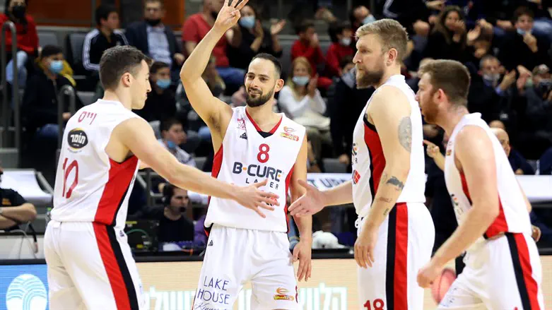 שמחון ושחקני חיפה חוגגים ניצחון שישי ברציפות בבית