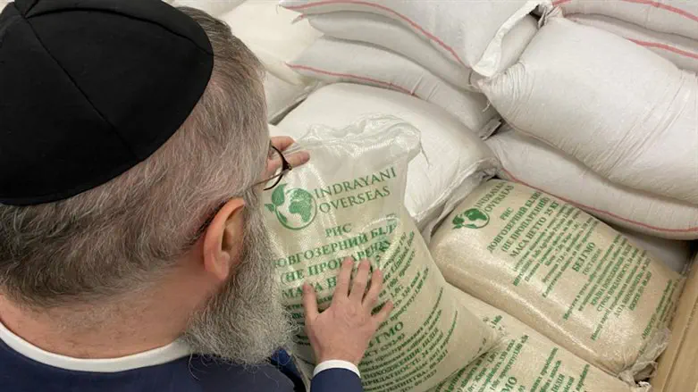 הרב אברהם וולף בודק את המזון הנאגר בקהילה