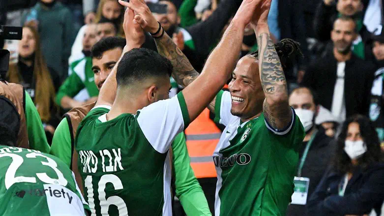 שחקני חיפה חוגגים חזרה למסלול הניצחונות