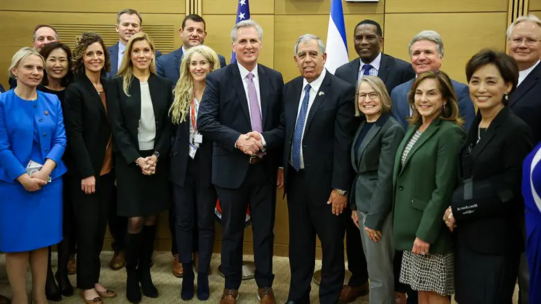 Mickey Levy (center-right) meets with congressional delegation