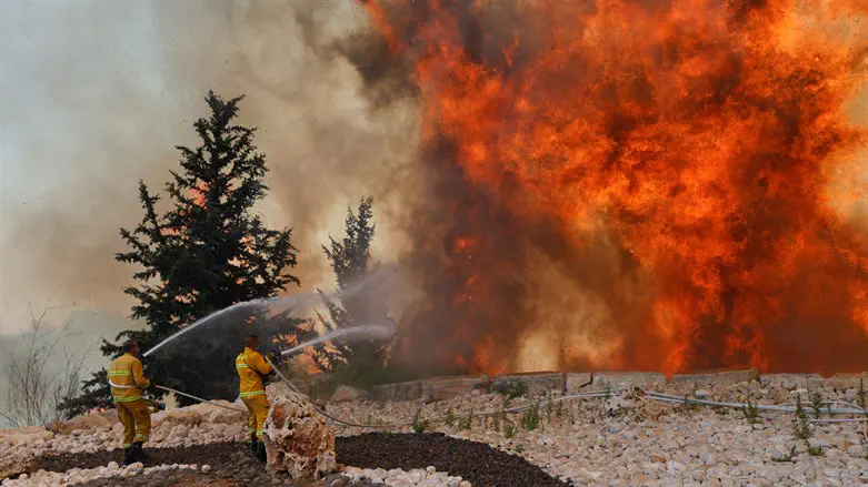 כבאים מטפלים בשריפה. ארכיון
