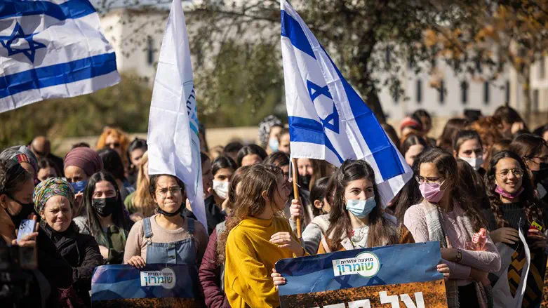 כל אחד יודע שהפגנות הן המקום המושלם לשידוכים. אילוסטרציה