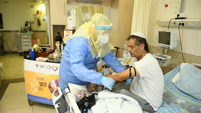 מתנדב לב חב"ד בהנחת תפילין במחלקת קורונה