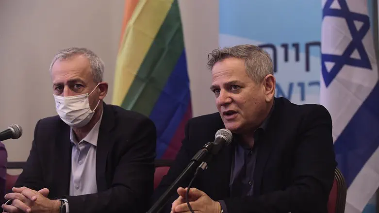 Health Minister Nitzan Horowitz (r.) with Prof. Nachman Ash