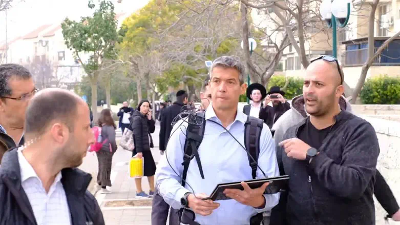 יועז הנדל בודק קליטה סלולרית