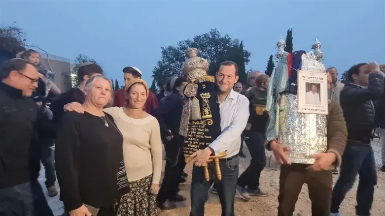 הכנסת ספר תורה לזכרו של מוטי בן שבת