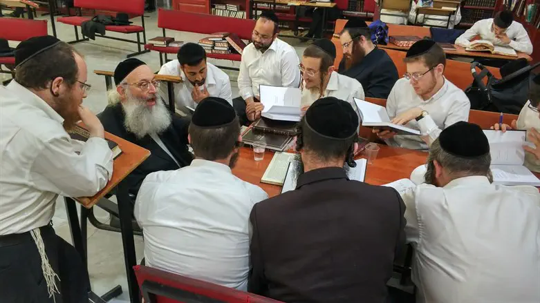 הרב הרמן בשיעורו