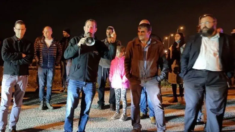 יוסי דגן בהפגנת התושבים