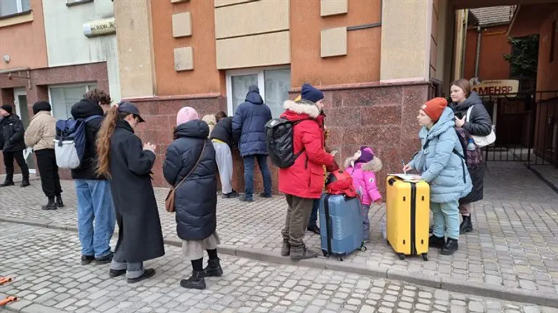 Мигранты покидают Львов для пересечения границы с Польшей