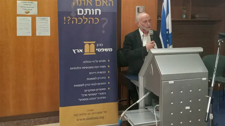 עו"ד אשר אקסלרוד פותח את הכנס