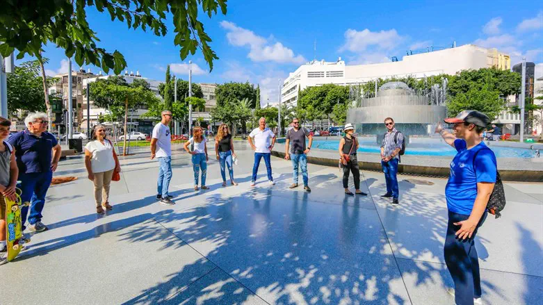 סיור בכיכר דיזנגוף