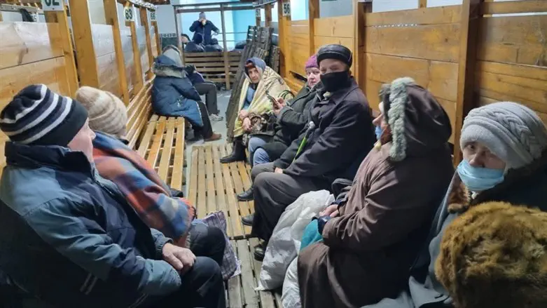 תופסים מחסה בציון של רבי נחמן באומן