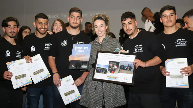 ח"כ סילמן עם בוגרי המכינות