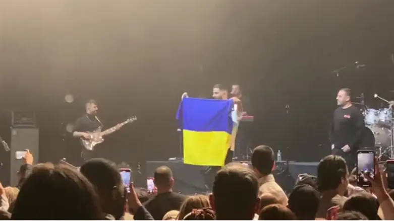 Эден Хасон с украинским флагом