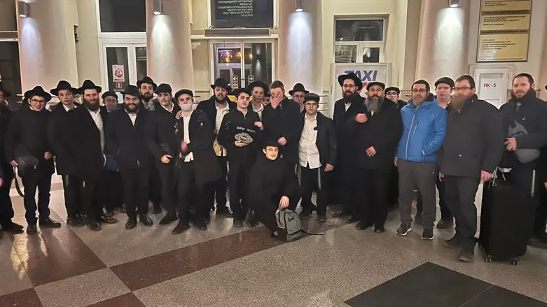 בחורי הישיבה עם הצוות אחרי הגעתם למולדובה