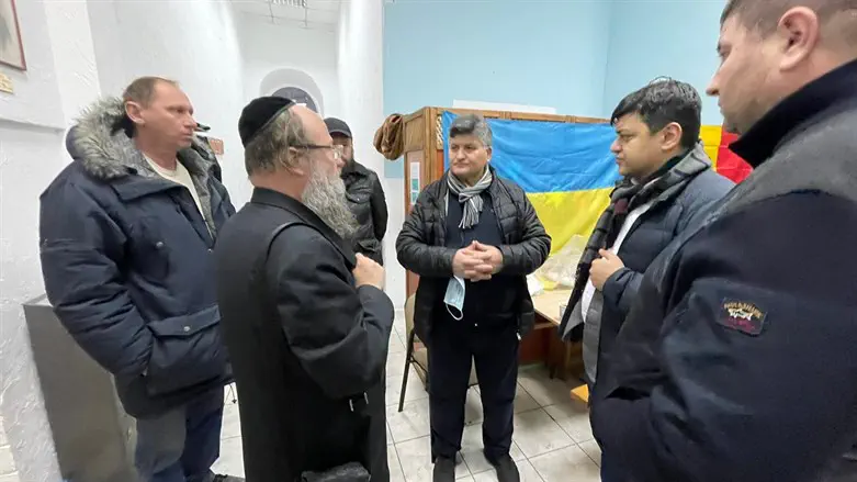 עם נציגי משרד הביטחון המקומי