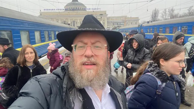 הרב משה בבר בעת מעבר הגבול