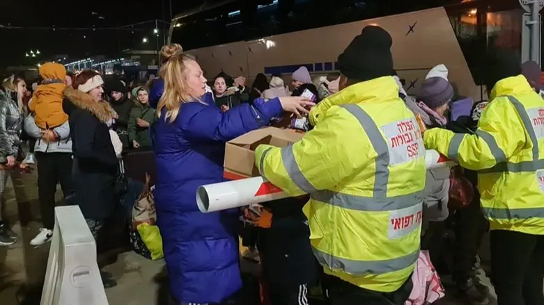 מתנדבי הצלה ללא גבולות מסייעים לפליטים באוקראינה