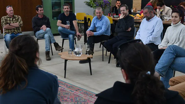 הולכים בעקבות הענקים שהתחילו ויישבו את המקום הזה