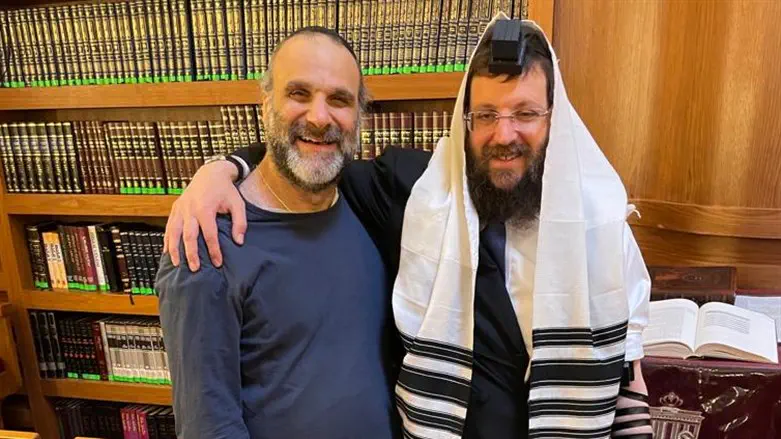 הרב טייכטל עם אחד הפליטים מאוקראינה