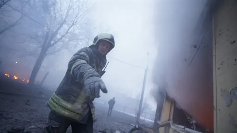 Пожарный у мемориала Бабий Яр