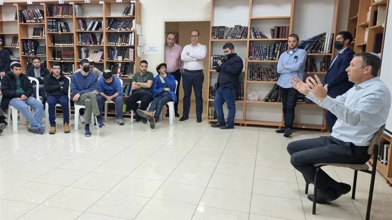 השר כהנא בישיבה בנהריה