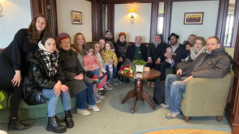 קבוצת יהודים מאוקראינה הנעזרים באנשי חב"ד קייב