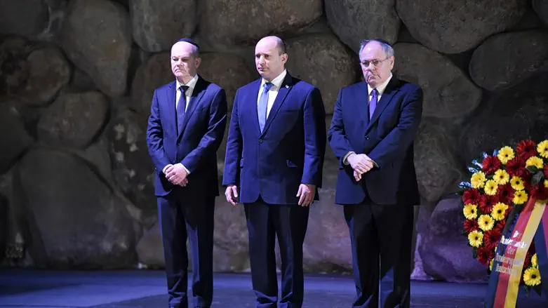 בנט ושולץ עם דני דיין
