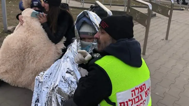 עם ילדים ותינוקות ללא מזון ותרופות