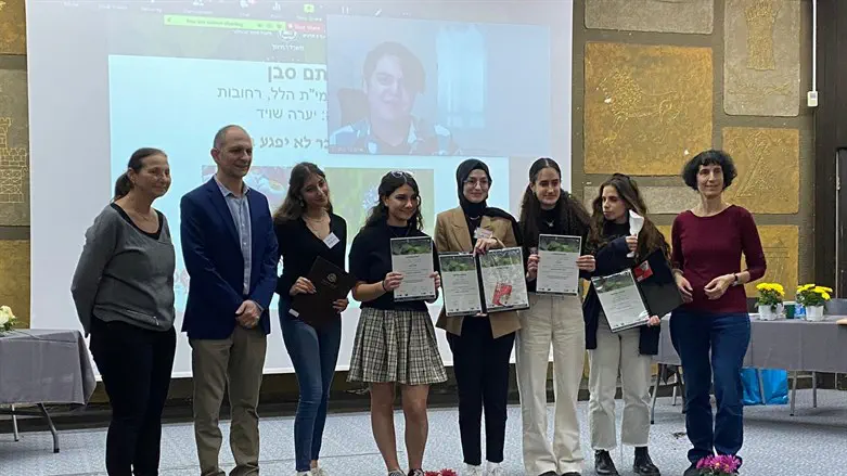 רותם סבן (רביעית משמאל)