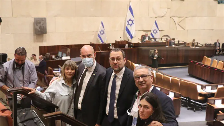 ח"כ האוזר עם מי שפעלו לקידום החוק