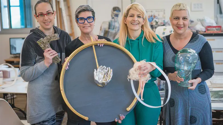 נשים המשתתפות בסדנת אמנות מטעם עזר מציון