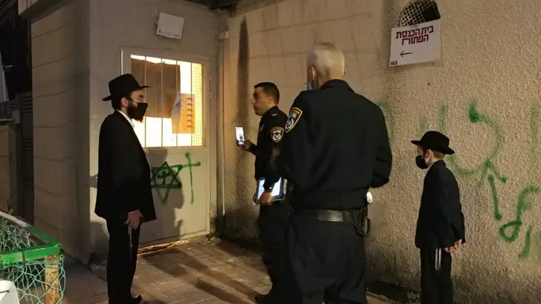 כיתובים אנטישמיים על בית הכנסת