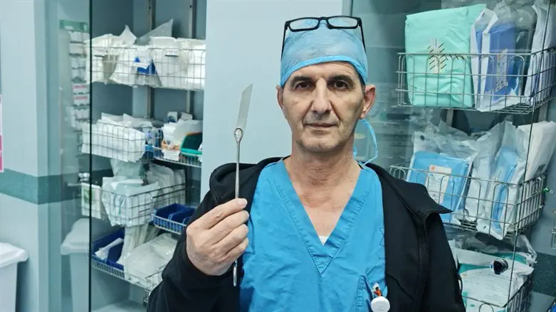 ד"ר חטיב עם להב הסכין שהוצאה מבטן הנערה