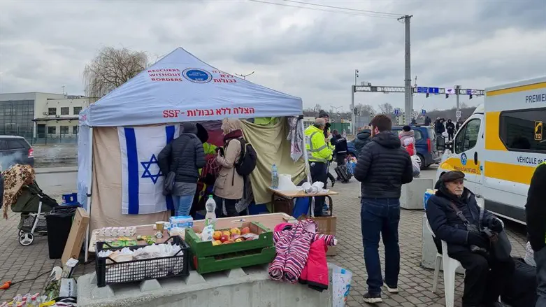 מתנדבי הצלה ללא גבולות מסייעים לפליטים באוקראינה
