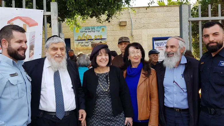 רה"ע ב. שמש עליזה בלוך עם יו"ר חסדי נעמי הרב יוסף ושוטרים מתנדבים בחלוקה לקשישים