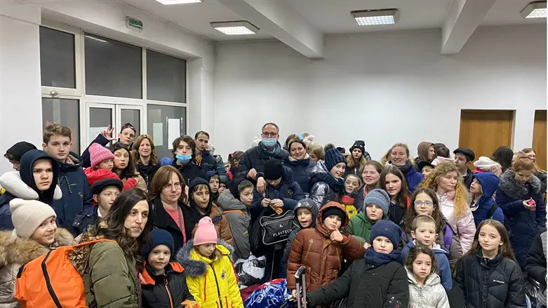 הקונסול הישראלי רוני שבתאי עם ילדי בית היתומים מז'יטומיר לאחר חילוצם