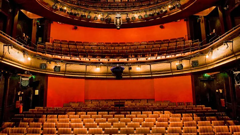 אולם תיאטרון 'רויאל קורט' בלונדון