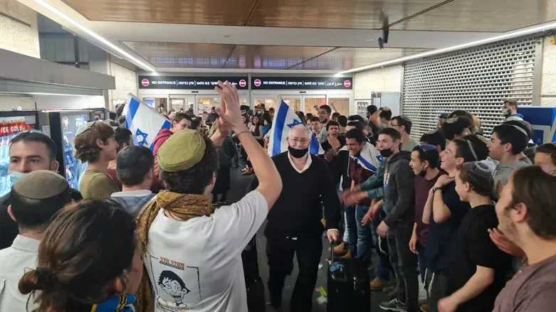 קבלת הפנים של חניכי בני עקיבא לפליטים מאוקראינה