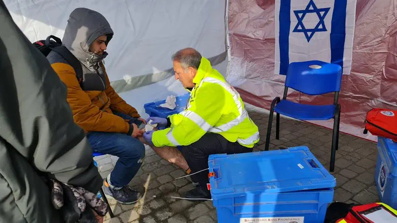 מתנדב הצלה ללא גבולות מטפל בפליט באוקראינה