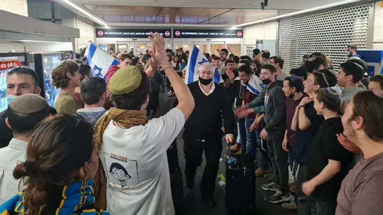 Активисты движения "Бней Акива" встречают евреев-беженцев из Украины