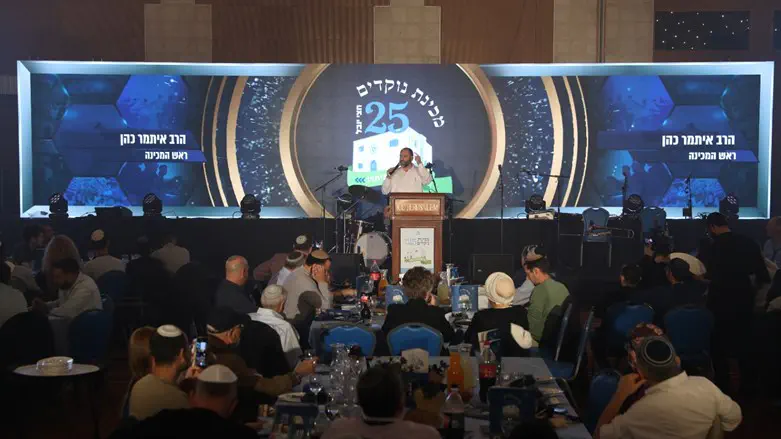 הרב איתמר כהן, ראש המכינה בכנס הבוגרים לציון חצי יובל למכינת נוקדים