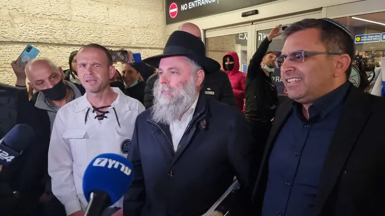 הרב יונתן מרקוביץ (במרכז)